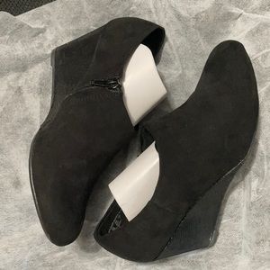 Black wedge shoe